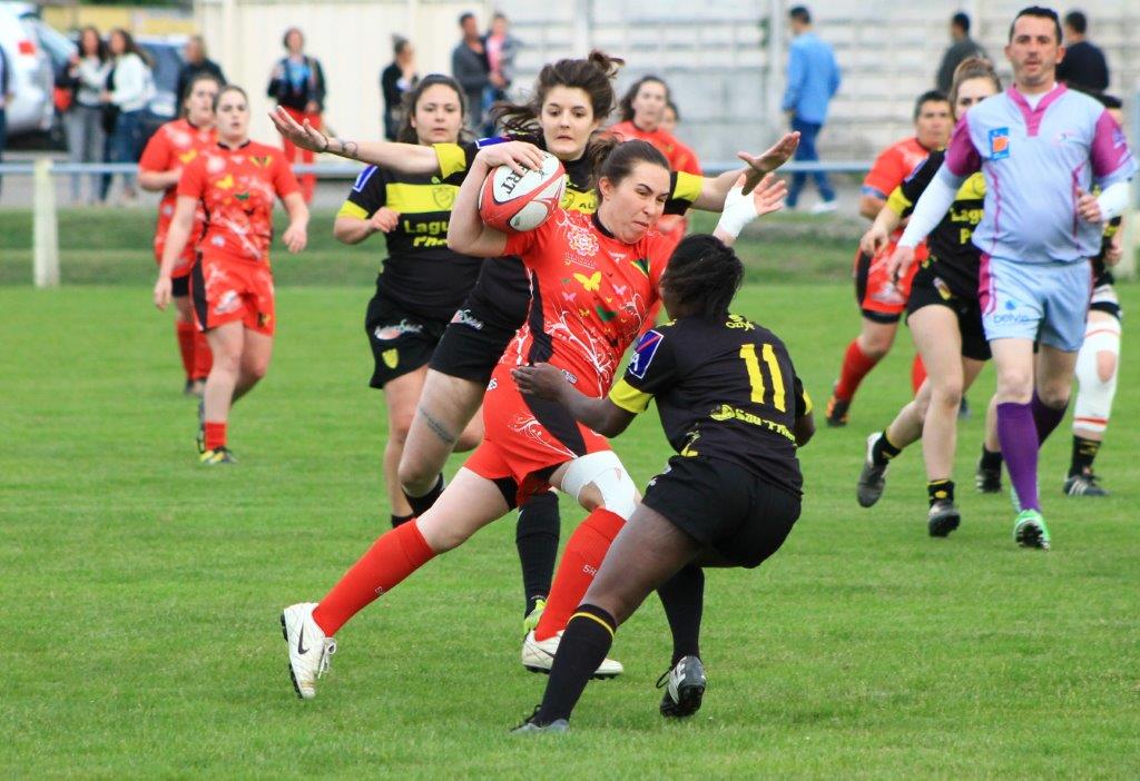 Entre le Rugby Club Féminin du Pays d'Olmes et les filles de Carcassonne, ça plane (photo P. Villalba)