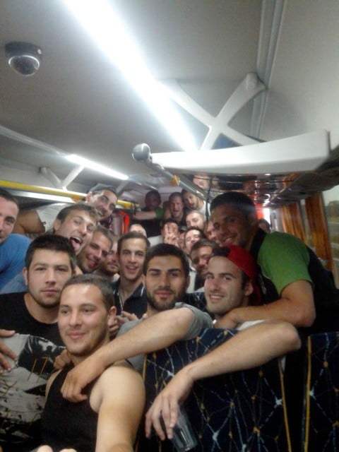 De retour dans le bus, les joueurs du RCQF ont posé pour Rugby Amateur. Merci à eux