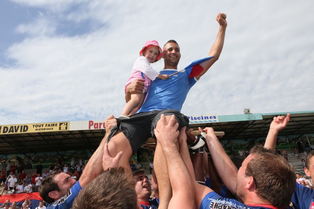 Cyril sur le bouclier avec sa fille Lilou - Lavaur champion de France 2009