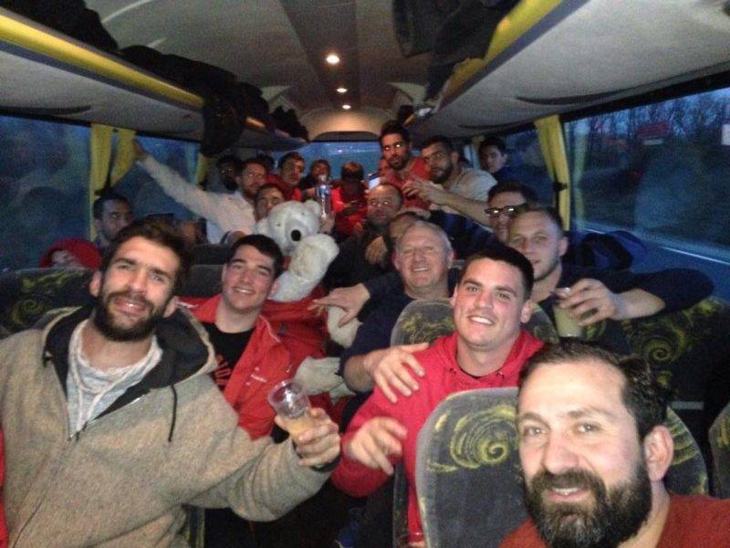 Les coquelicots montechois fête leurs victoire dans le bus en revenant d'espalion