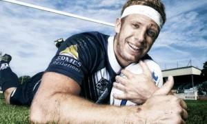 Samy aime le contact avec la pelouse -