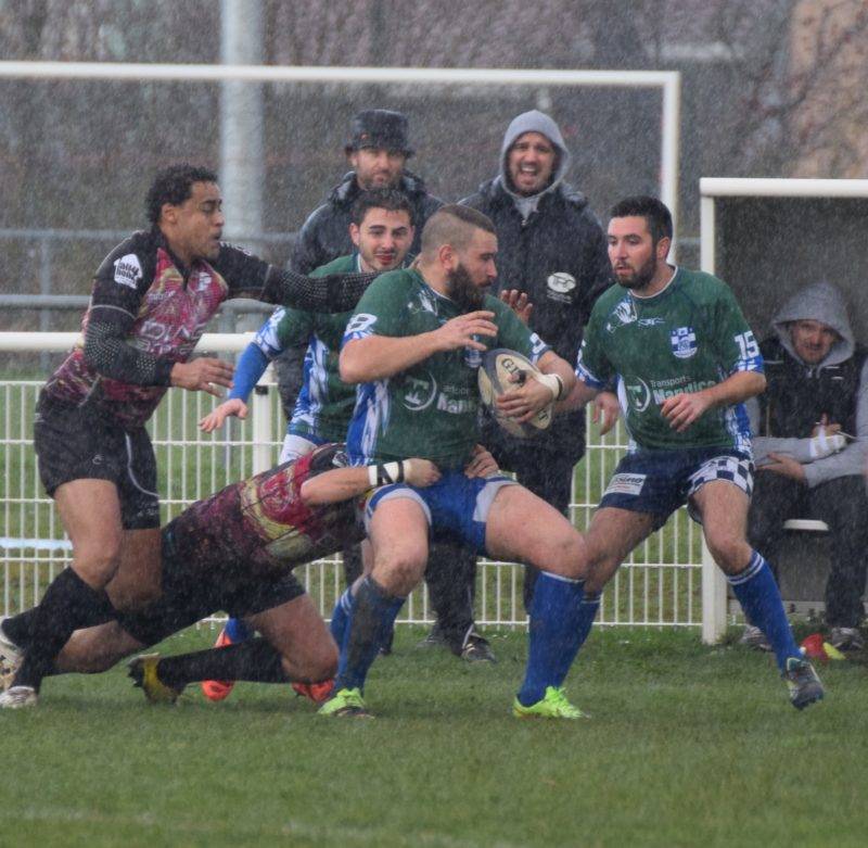 Le grisollais Clément Marty (ballon en main), pris dans la tenaille toulousaine, n'a pu laisser passer l'orage (photo Betty)