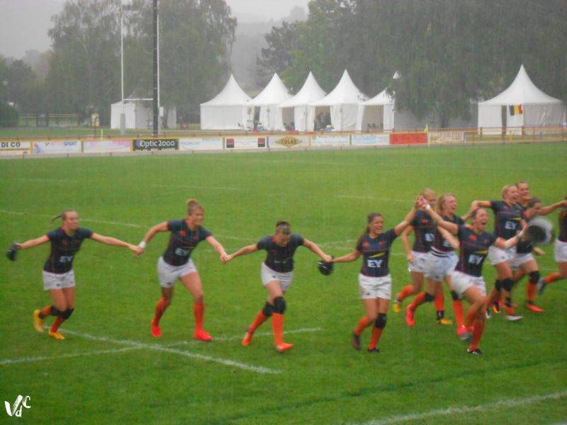 la-joie-des-hollandaises-sous-une-pluie-battante-apres-la-victoire-en-plate