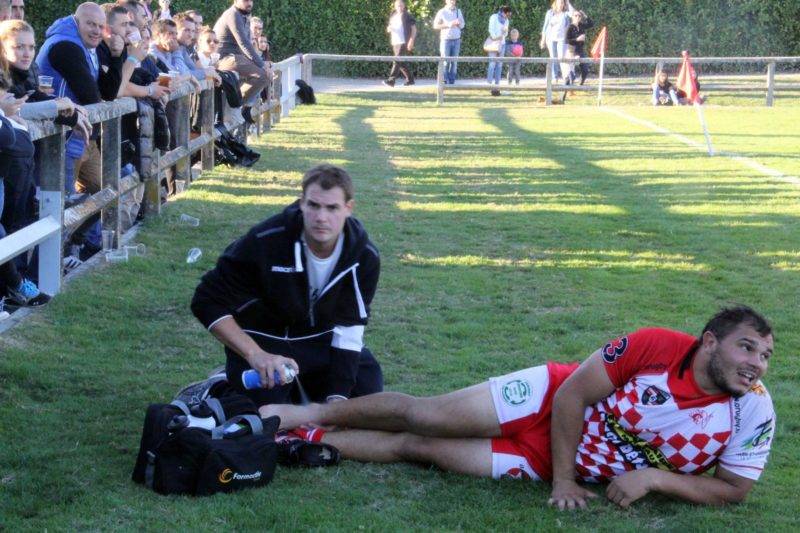 D'autres sont soignés pendant le match, mais gardent un oeil vissé sur le terrain (photo A. Monté - Beaumont - Négrepelisse)