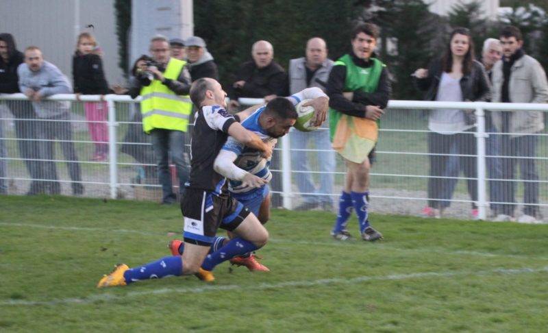 Lannes devance Lacassagne. L'attaquant rieumois a signé un doublé...insuffisant (photo GR Vin - RugbyAmateur.fr)