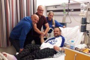 ludovic sur son lit dhopital a recu la visite de ses trois sauveurs ce mercredi soir. - breves