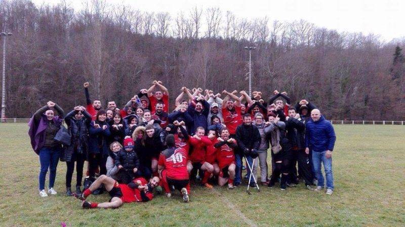 SelfiX cruxéen partager avec les supporters et le X présidentiel avec les béquilles