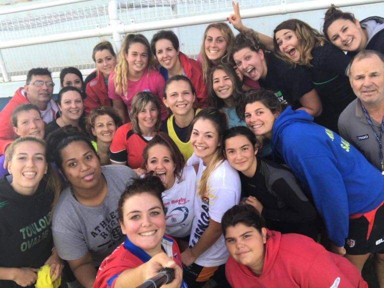 Pays Sud Toulousain Femina Rugby et petite tresse faite par les anciennes pour les nouvelles et les nouveaux dirigeants et entraîneur des 3 4
