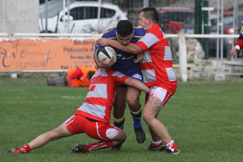Atia tente de forcer le passage (Copier)