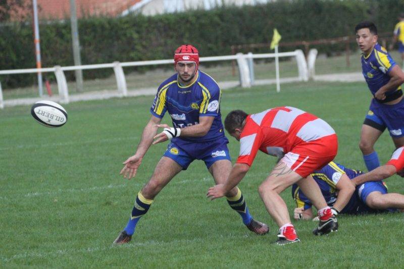 Tournier auteur d'un gros match fait vivre le ballon (Copier)