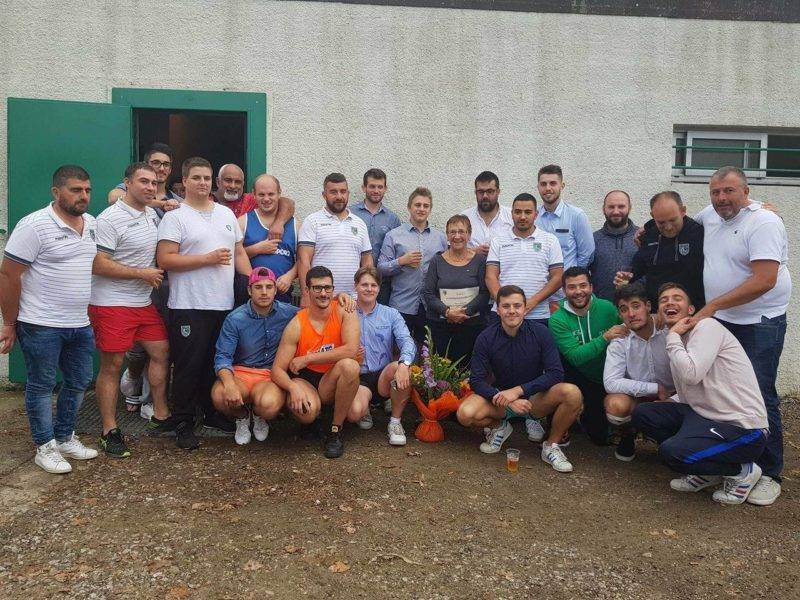 remercier mamie elyse pour toutes ces années de bénévolat les présidents lui ont remis la médaille de bronze aclb