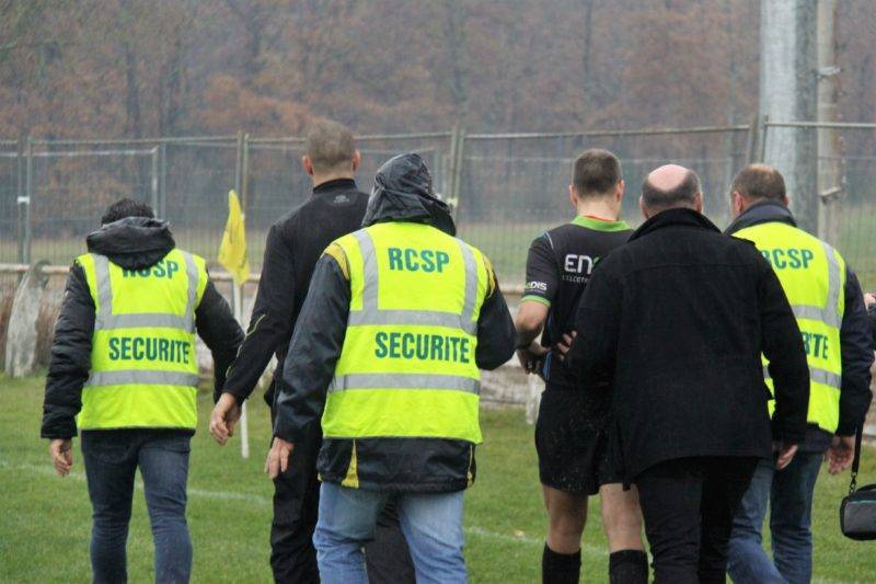 L'arbitre est sorti sous bonne escorte