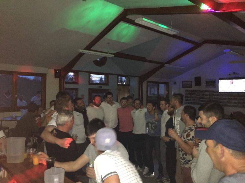 L’USArize fête la victoire avec M. l’Arbitre