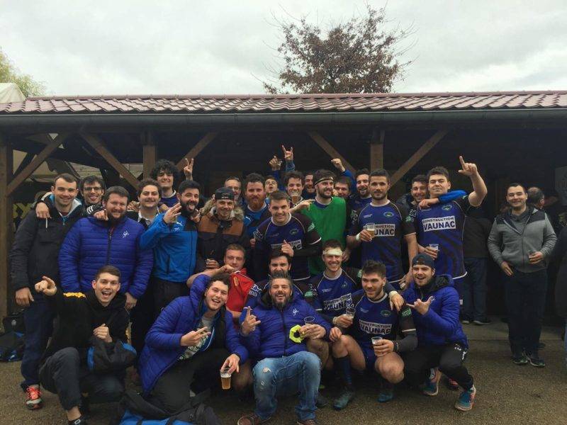 l’équipe de Sarlat équipe 1 et 2 réunis après la belle victoire de la première sur la pelouse de Lalinde sur le score de 37 à 22