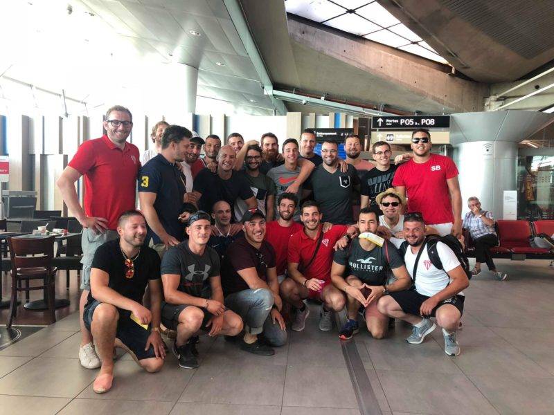 photo du depart du voyage de fin d'année à majorque du rugby club rillieux pour feter la montée en federale 2! Nous remercions notre président nicolas trompille boudjelal pour sa contribution