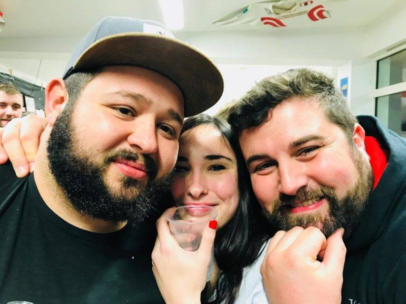 supportrice de caraman bien entourée
