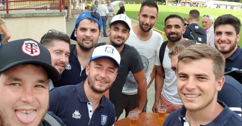Vistoire de l'équipe b de Rieumes 29 à 15 à lisle jourdain défaire de l'équipe 1 30 à 22 .tout le monde fête la victoire de la b mais l'équipe 1 un intrus de l'équipe 1 et sur la photo