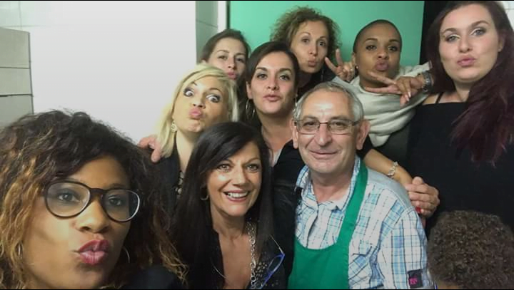 daniel est bien entouré par les femmes de joueurs à carmaux