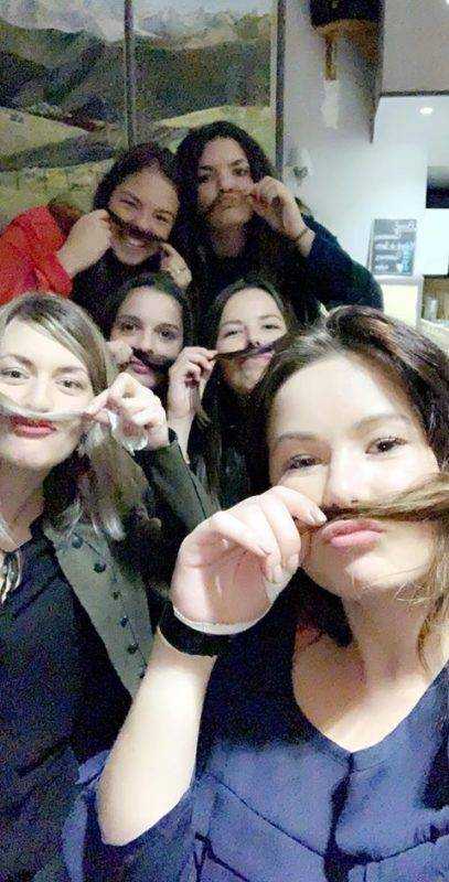 Les filles du haut salat après un match perdu contre l’entente commingeoise soutiennent le mouvement du novembre en fêtant la défaite