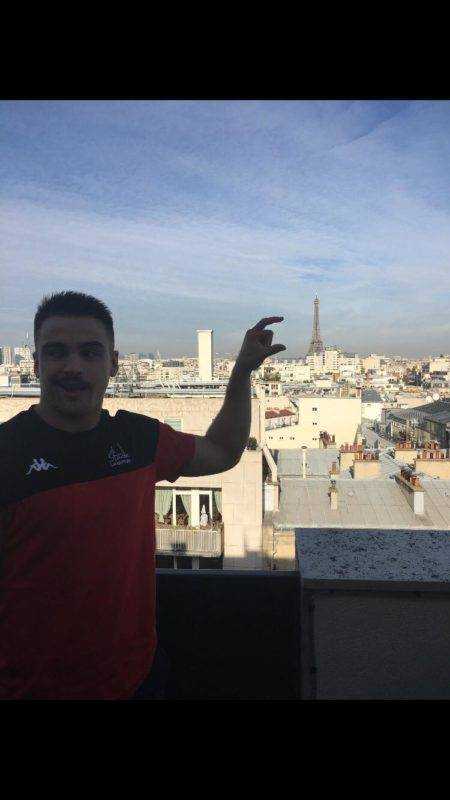 le stade Langonnais jouait à Paris contre Suresnes le troisième ligne Antoine Thomas a voulut ramener une photo souvenir de la Tour Eiffel