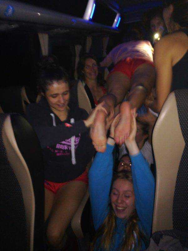 malgré la défaite les filles de Decazeville Maurs s'amuse bien dans le bus