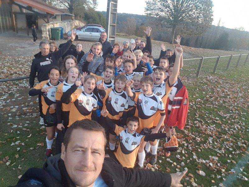 selfie du groupe M14 de l'ORC'S. 3 matchs 3 victoires Selfie enfants parents HEUREUX
