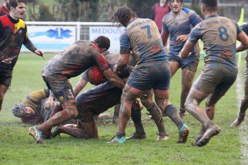 Gros combat Beyne au contact Naude ausoutien