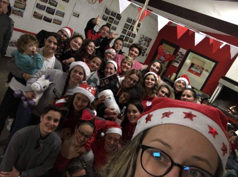 Les infernalles de luzech fêtent noël chacune fait un cadeau après tirage au sort