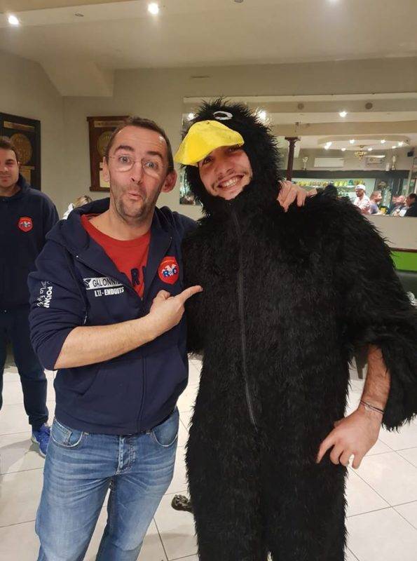 cagoulin du jour Flo Leoni qui essaye d'arracher un ballon... alors qu'il tient la tête de l'adversaire corneilhan