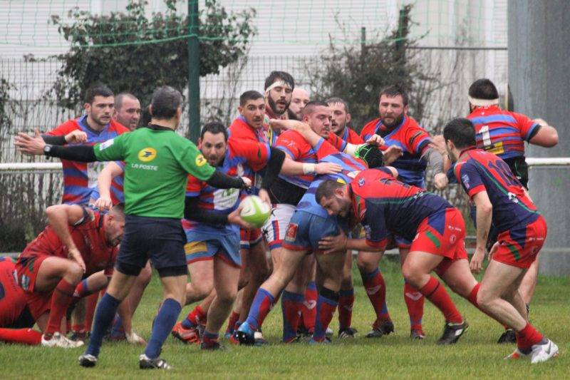 Auban profite de l'avancée de son pack pour jouer avec l'arbitre