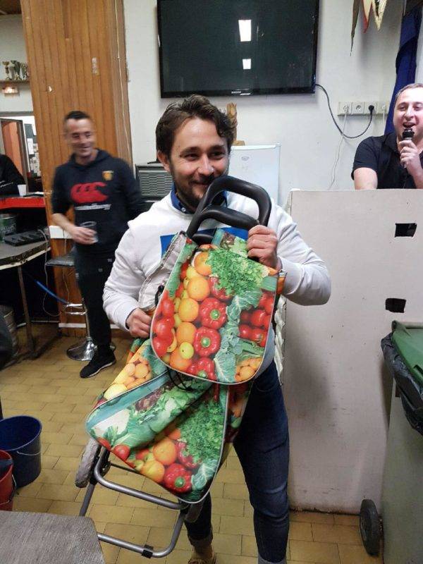 Cagoulin de ce match Adrien vives l’amour est dans le pré saison 15 pour un coups de pied contre le vent qui fini 10m derrière lui haut vernet