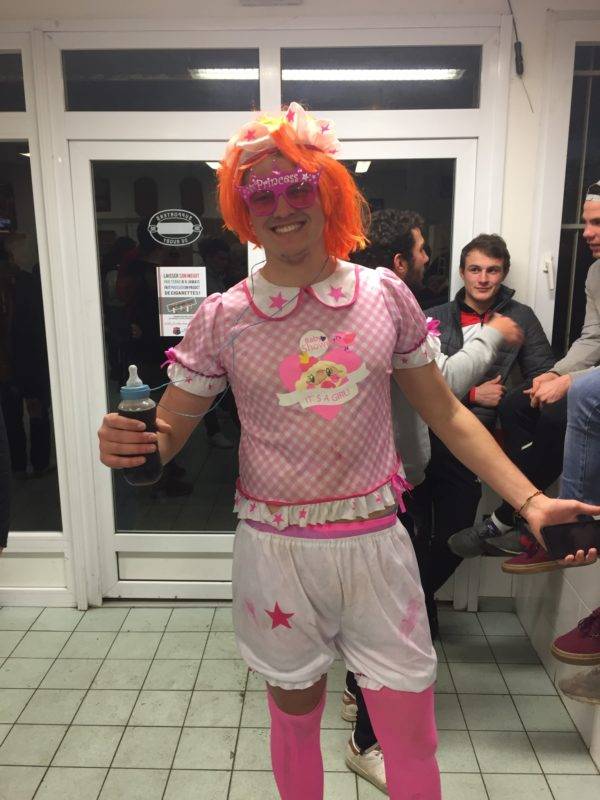 Valentin lami pour la saudrune qui appelle sa maman pour récupérer son caleçon de match