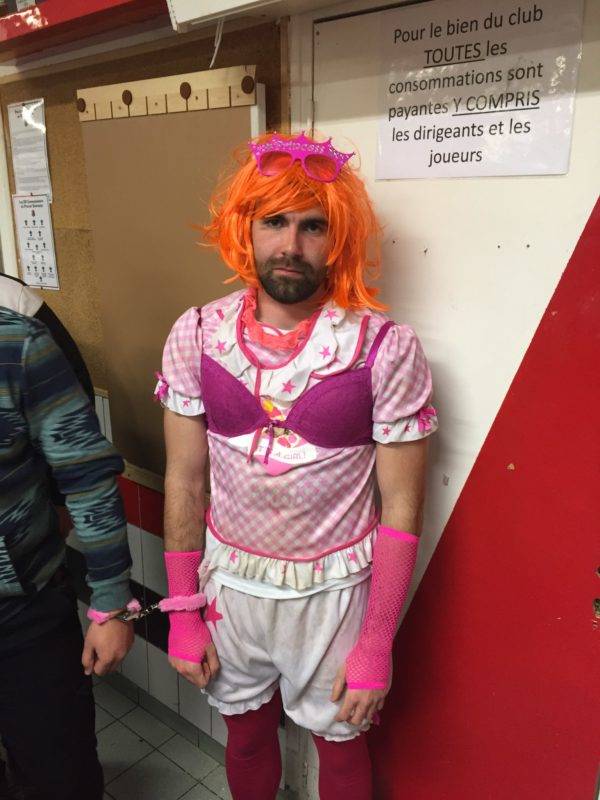 Le gendarme qui arrête le coach de la première pour jouer en une