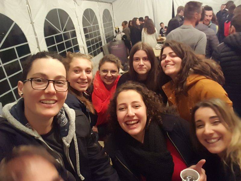 Victoire des filles de l'AM 38 12 contre le Haut Comminges qui ont bien fêté ça comme il se doit sous le chapiteau