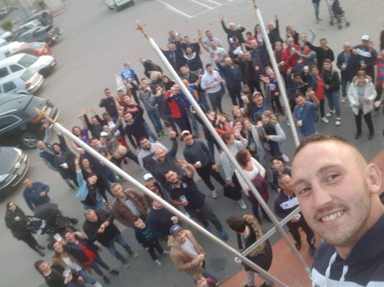 Alexis est monté sur le toit de la salle des fêtes pour ce selfie de la palme
