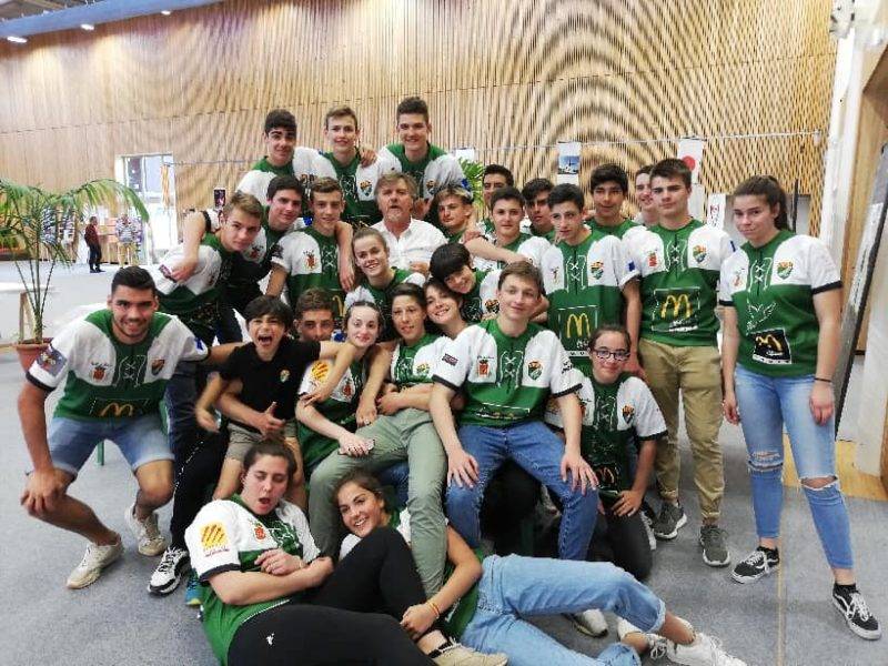 Les cadets et Cadettes de Thuir font le service du colloque Rugby Solidarité à Thuir