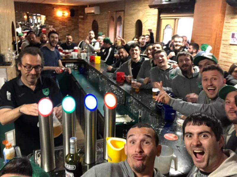 Mega selfie victoire au Boulevard Café pour pézens Chez Bouca avec nos copains de l’ECV