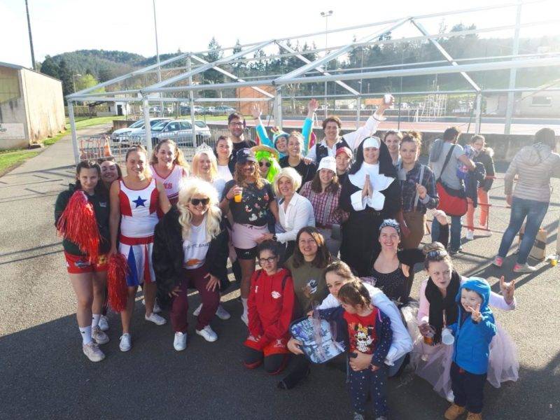Victoire 41 0 des infernalles face aux piranhas de trelissac qui fêtent tout en costume le dernier match de leur capitaine Mela