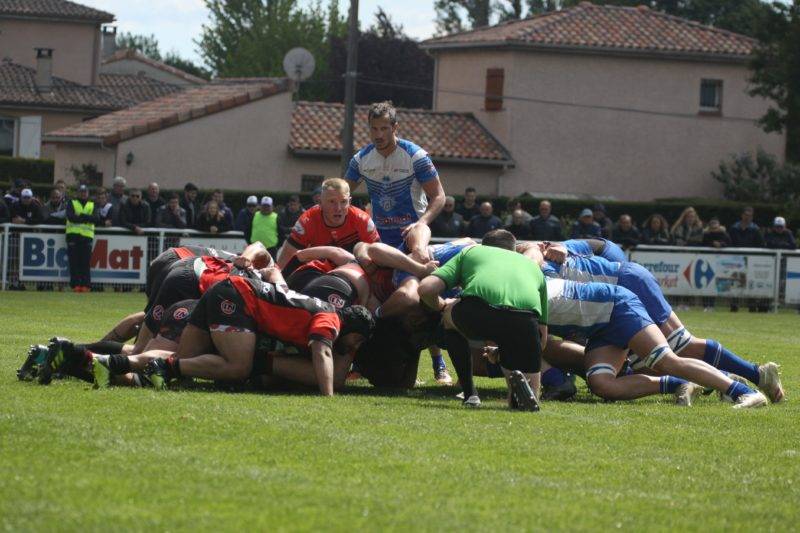 Même l'arbitre a un genou à terre
