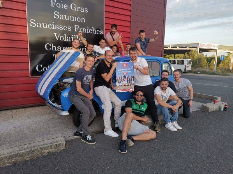 Un autre selfie de victoire de l'HVAR avec un petit jeune qui demandait 4 sous pour faire le 4L Trophy et a qui on a rameuté quelques clients qui passaient par là