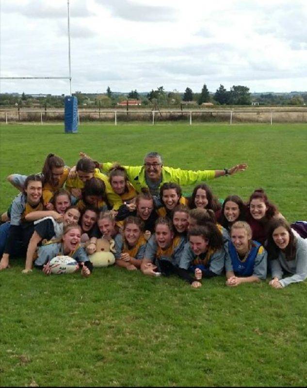 le selfie des cadettes de Levezou Ségala Aveyron pour leur 1er match de la saison et nouvelle équipe.... Le coach Fred vole