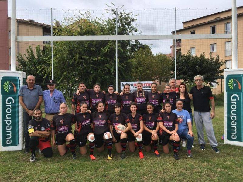 photo historique des premieres joueuse de rugby de l'histoire de la ville de vauvert