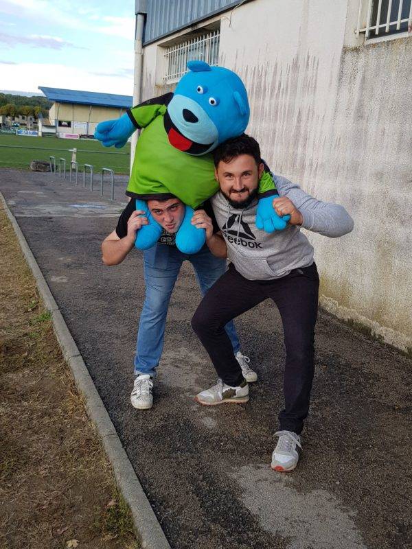 romain Vicente briatexte (pull gris) entraîneur de la réserve qui a pris un raffut de Madame l'arbitre à qui il a voulu faire la bise pensant que cetait une supportrice
