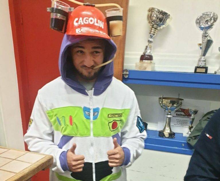 Anthony de masseube sur une chandelle qui a atterie dans nos 22 m il fait un mark est la joue en drop degeullasse