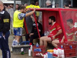 quelques secondes après son entrée en jeu, le pilier gimontois Laurent se blesse à la cheville et doit quitter le terrain. Sorti en cours de match, le talonneur beaumontois Baron vient aux nouvelles.