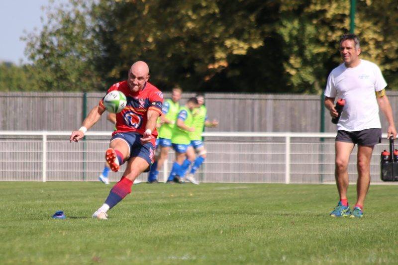 Mathieu Pouey le buteur, c'est le chauve.