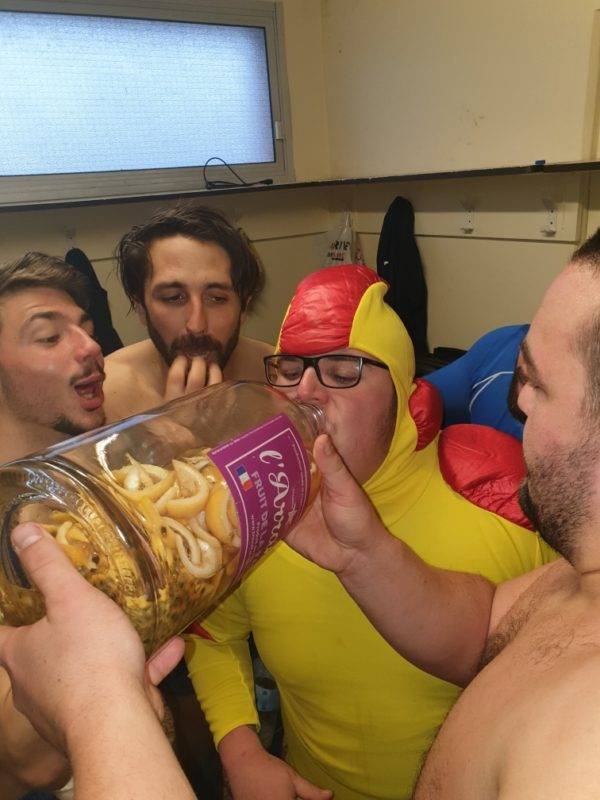 Merci a un joueur de saint ceret d etre venu boire un coup avec nous dans les vestiaires super esprit