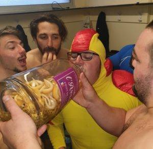 Merci a un joueur de saint ceret d etre venu boire un coup avec nous dans les vestiaires super esprit