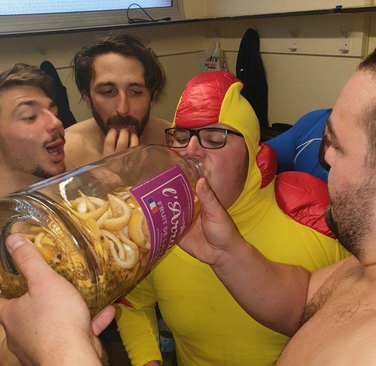 Merci a un joueur de saint ceret d etre venu boire un coup avec nous dans les vestiaires super esprit