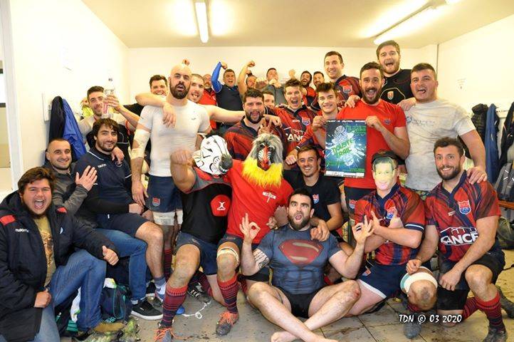Un zèbre, un singe Mandrill et les caleçons qui sont de retour La fête va durer longtemps au club housse pour féter la belle victoire contre Nafarroa 27 à 22